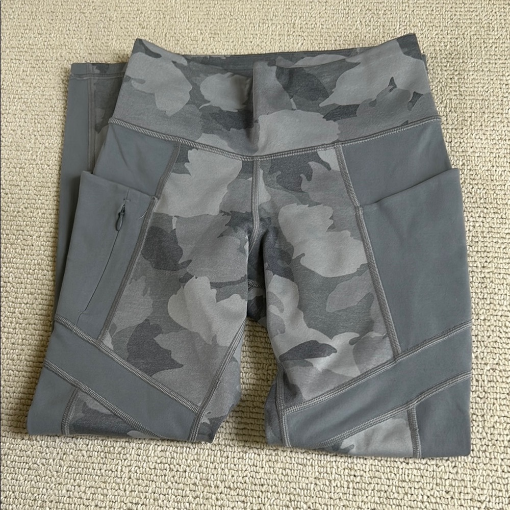 Athleta Gray Camouflage Leggings with Stretchy Fabric🌿